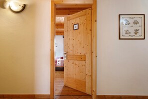 Interior - Room 'Camera Doppia N 4' with Mountain View, Shared Garden and Wi-Fi (Caderzone Terme)
