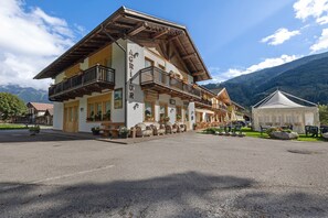 Exterior - Room 'Camera Doppia N 4' with Mountain View, Shared Garden and Wi-Fi (Caderzone Terme)