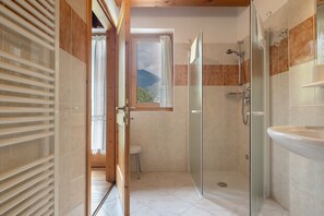 Shower, hair dryer, towels - Room 'Camera Doppia N 4' with Mountain View, Shared Garden and Wi-Fi (Caderzone Terme)