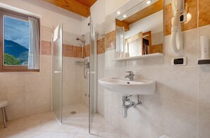 تجهيزات دش، مجففات شعر، مناشف