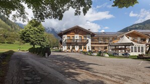 A mountain lodge with a wooden facade, a balcony, and a view of the surrounding landscape. - Room 'Camera Tripla N 5' with Mountain View, Shared Garden and Wi-Fi (Caderzone Terme)