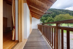 A wooden balcony with a view of a forested hill. - Room 'Camera Tripla N 5' with Mountain View, Shared Garden and Wi-Fi (Caderzone Terme)
