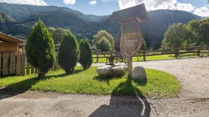 A signpost with text, a wooden fence, and a mountainous landscape. - Room 'Camera Tripla N 5' with Mountain View, Shared Garden and Wi-Fi (Caderzone Terme)
