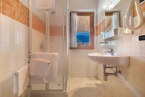 淋浴设施、吹风机、毛巾