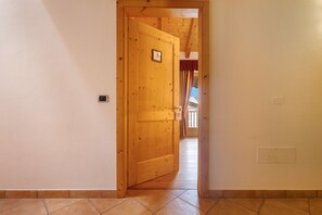 Interior - Room 'Camera Tripla N 5' with Mountain View, Shared Garden and Wi-Fi (Caderzone Terme)