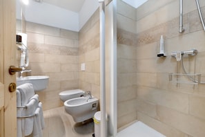 Ein modernes Badezimmer mit Dusche, Bidet, Waschbecken und Toilette.