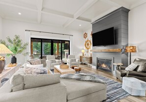 Smart-TV, Kamin, Arbeitsbereiche