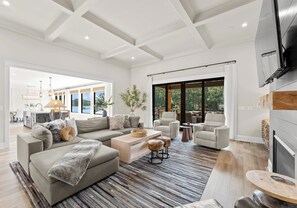 Smart-TV, Kamin, Arbeitsbereiche