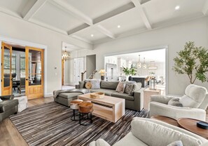 Una Smart TV, una chimenea, una oficina