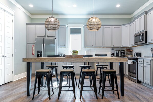 Réfrigérateur, four à micro-ondes, un four, surface de cuisson