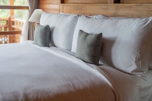Hochwertige Bettwaren, Betten mit Memory-Foam-Matratzen, Minibar