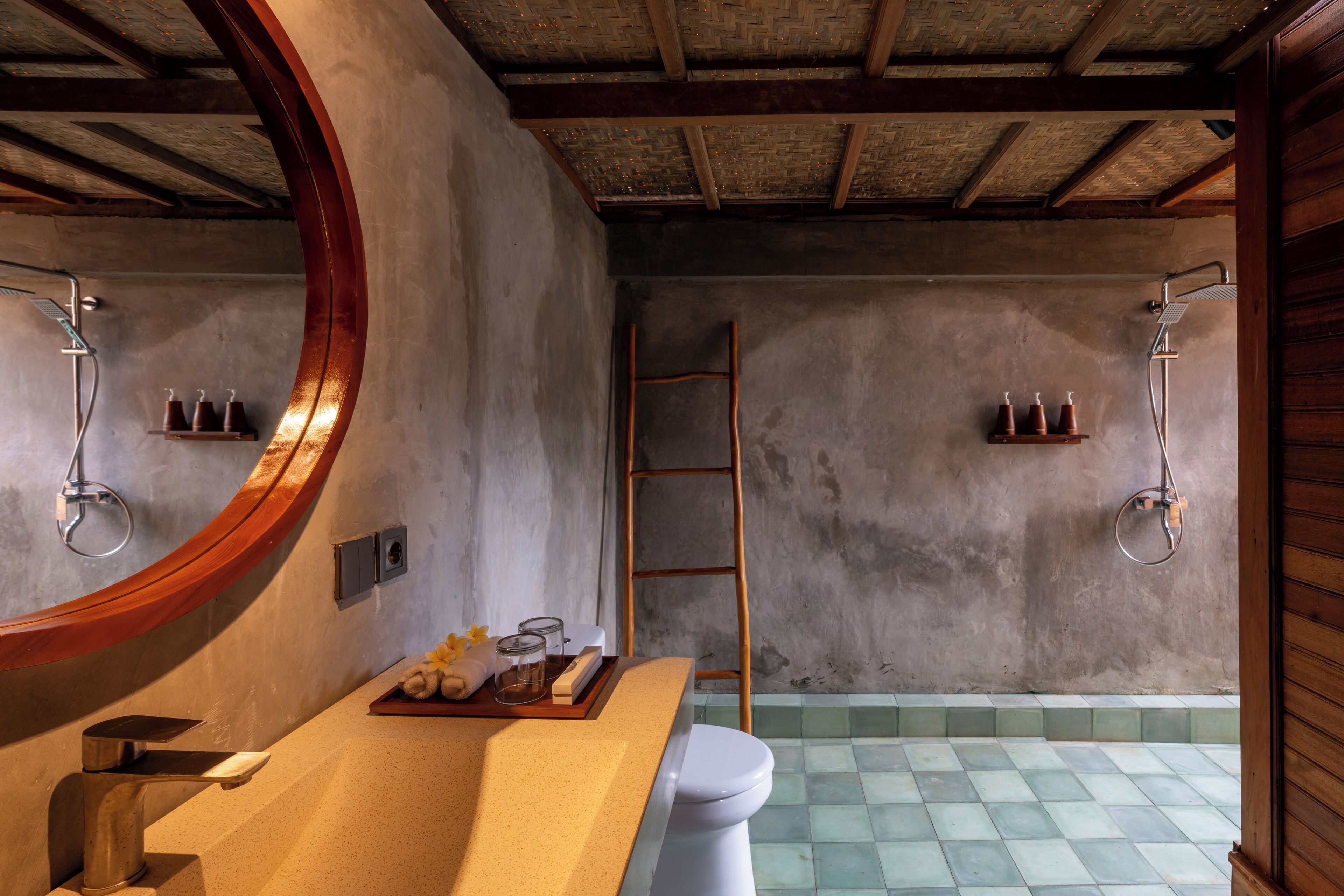 Bathtub dan shower terpisah, pengering rambut, handuk, dan sabun