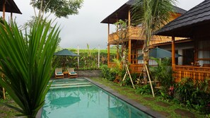 สระว่ายน้ำกลางแจ้ง, ร่มริมสระว่ายน้ำ, เก้าอี้อาบแดดริมสระ