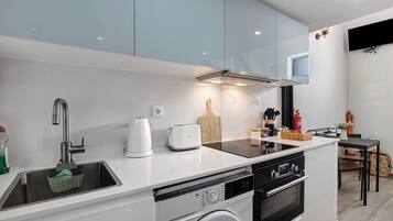 Jääkaappi, mikroaaltouuni, uuni, liesi