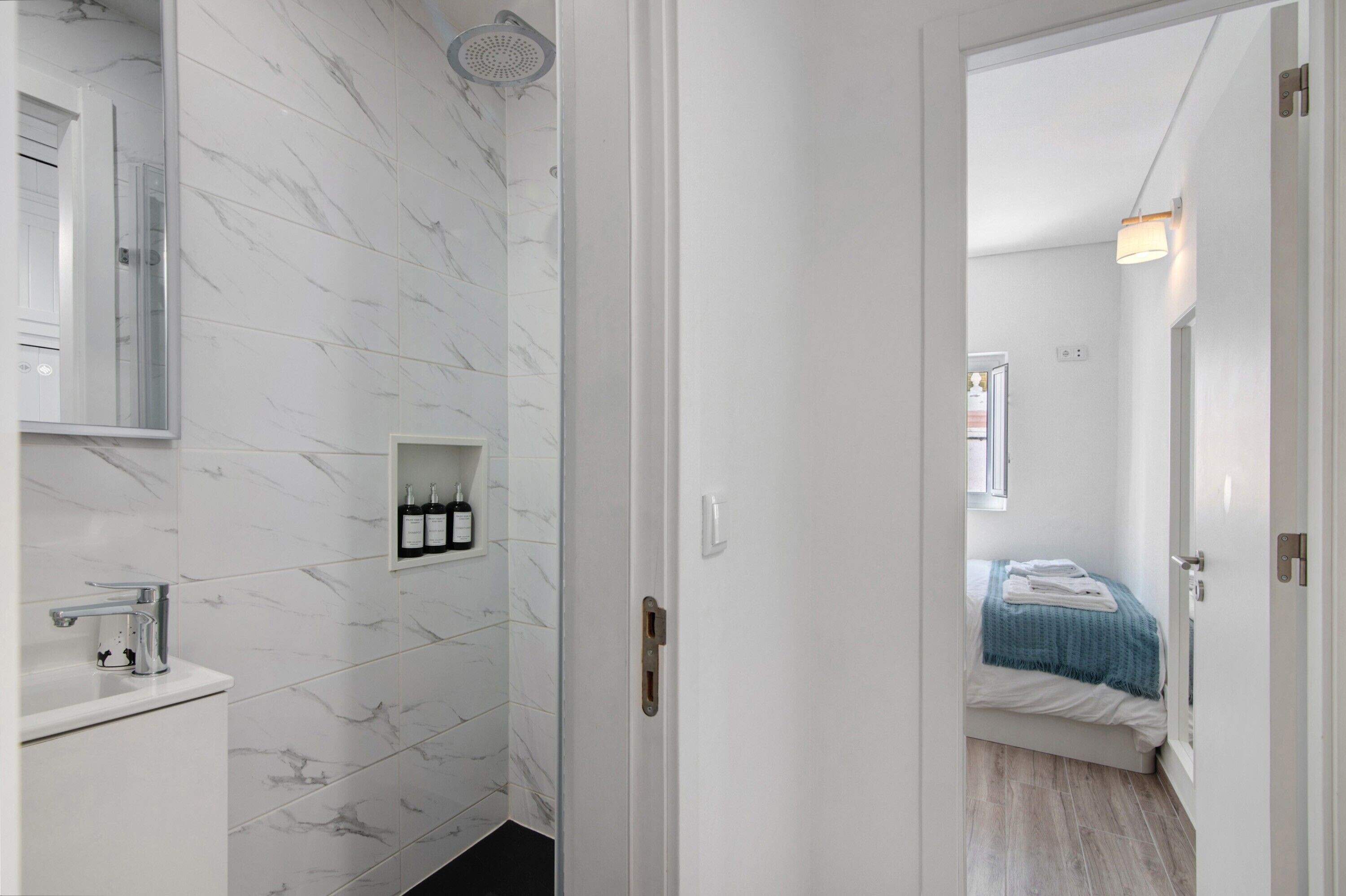 Ducha, secador de pelo, toallas