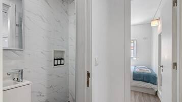 Ducha, secador de pelo, toallas