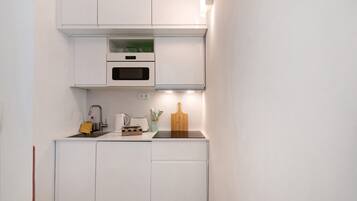 Jääkaappi, mikroaaltouuni, uuni, liesi