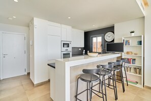 Wasserkocher mit Kaffee-/Teezubehör, Kühlschrank, Mikrowelle, Ofen