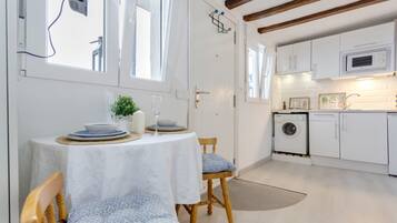 Kylskåp, mikrovågsugn, spishäll och diskmaskin