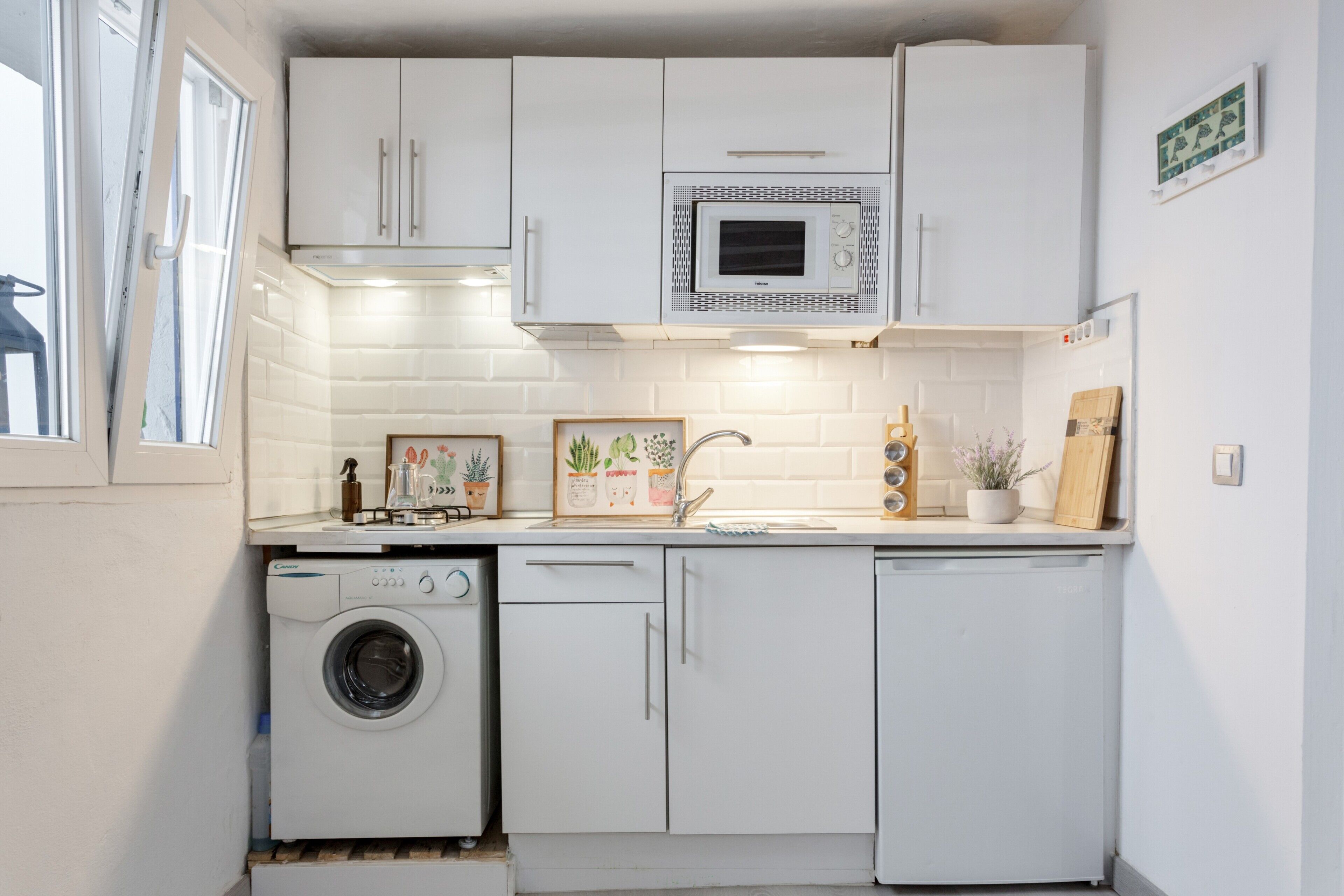 Kylskåp, mikrovågsugn, spishäll och diskmaskin