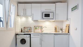 Kylskåp, mikrovågsugn, spishäll och diskmaskin