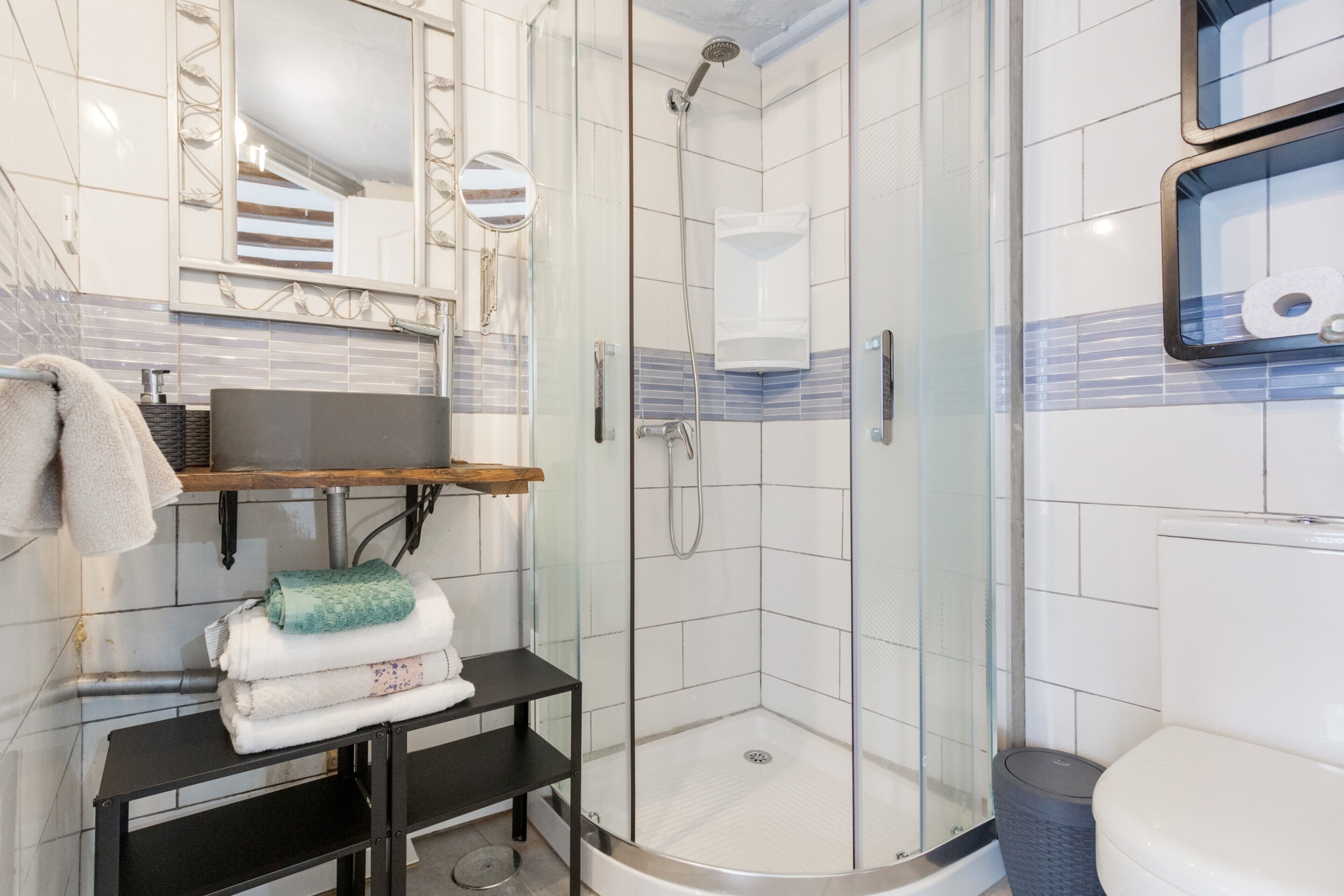 Douche, sèche-cheveux, serviettes fournies