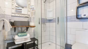 Douche, sèche-cheveux, serviettes fournies