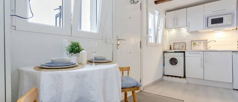 Jääkaappi, mikroaaltouuni, liesi, astianpesukone