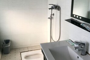 A bathroom with a toilet, bidet, and sink. - Gangyue Hotel (Shaoxing)