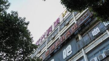 A multi-story building with signage indicating a hotel.