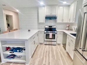 冷蔵庫、電子レンジ、オーブン、コンロ