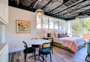 Apartment | 5 bedrooms - 6BR Near OU Campus I Great for Big Groups 1010 (Norman)