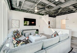 Apartment | 5 bedrooms - 6BR Near OU Campus I Great for Big Groups 1010 (Norman)