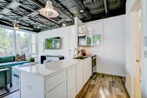 Apartment | 5 bedrooms - 6BR Near OU Campus I Great for Big Groups 1010 (Norman)