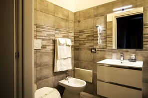 Shower, hair dryer, bidet, towels