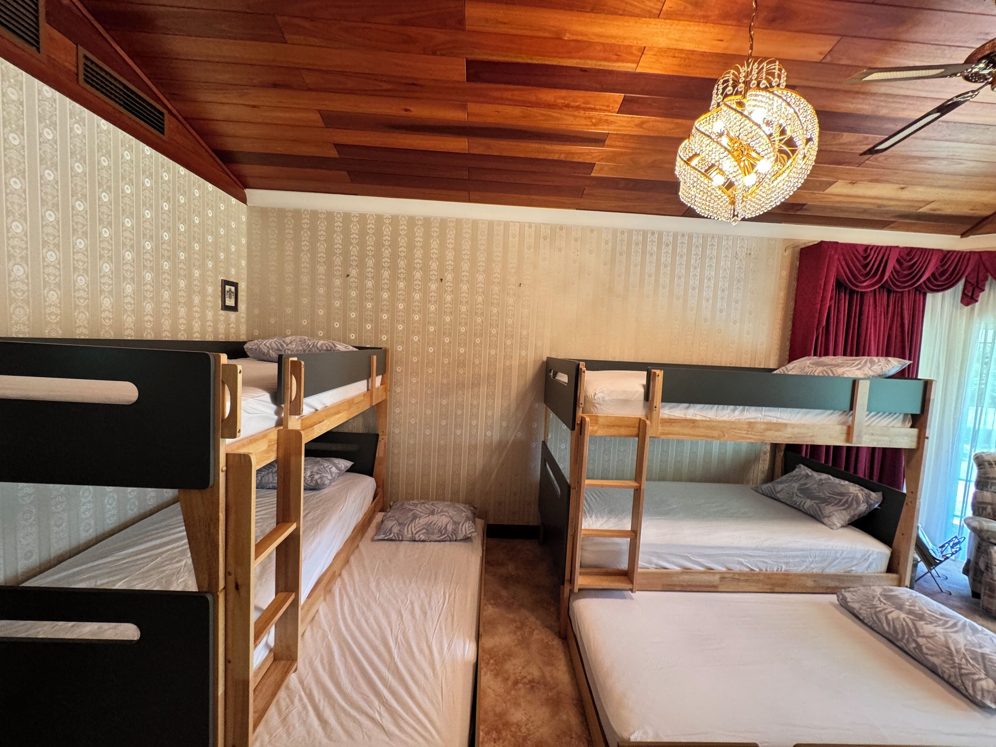 6 bedrooms, desk, iron/ironing board, WiFi