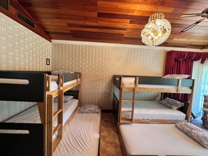 6 Schlafzimmer, Schreibtisch, Bügeleisen/Bügelbrett, WLAN