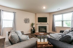 Fernseher, Kamin, Arbeitsbereiche