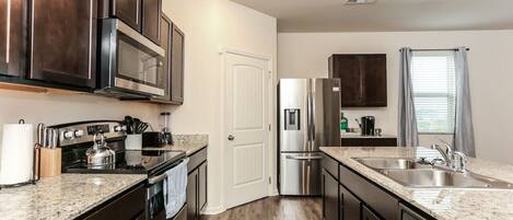 Kylskåp, mikrovågsugn, ugn och spishäll