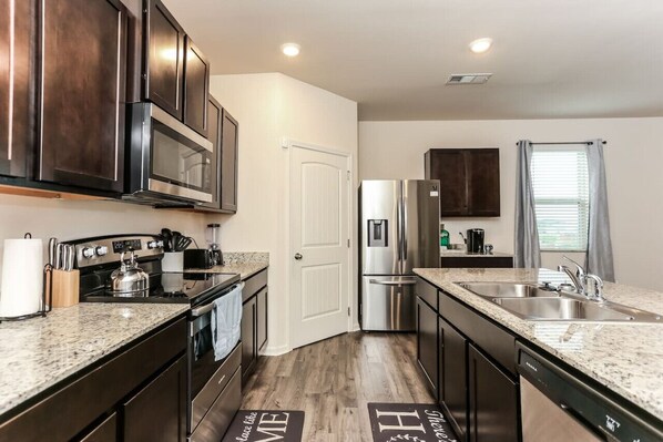 Frigorífic, microones, forn i placa de cuina 