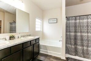 Sèche-cheveux, papier toilette