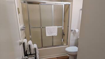 SĂšche-cheveux, serviettes fournies