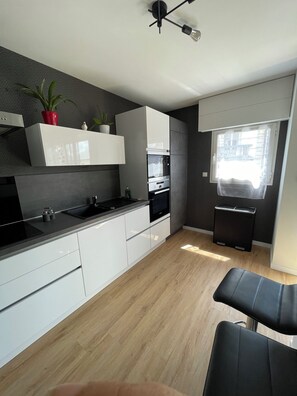 Jääkaappi, mikroaaltouuni, uuni, liesi