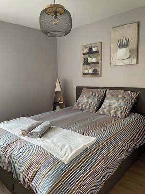 2 bedrooms, travel cot, WiFi, bed sheets