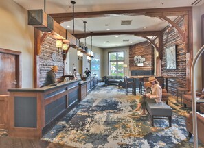 Lobby - Pool, two balconies, walk to golf, free concerts outside, beautiful home for the summer C216 (Park City)