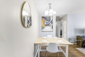 Dining - Cozy Vibes in Kensington - Free WiFi | Parking | Portable AC (Calgary)