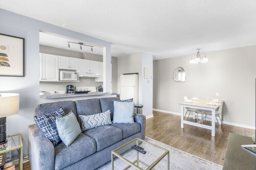 Cozy Vibes in Kensington - Free WiFi | Parking | Portable AC