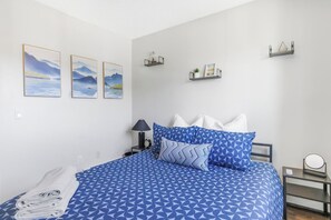 1 bedroom, WiFi, bed sheets - Cozy Vibes in Kensington - Free WiFi | Parking | Portable AC (Calgary)