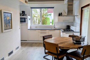 Refrigerador, parrilla de estufa, lavavajillas y cafetera y tetera