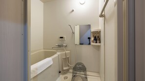 Habitación cuádruple estándar | Baño | Tina con regadera, secadora de cabello, batas, toallas